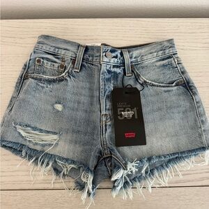 NWT Levi’s Mid Rise Shorts Size 25